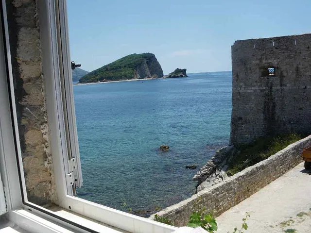 Haus an der Frontlinie in Budva